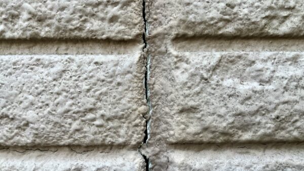 外壁のコーキングのひび割れが気になる？福岡市近郊の戸建て住宅にお住まいの方へ　